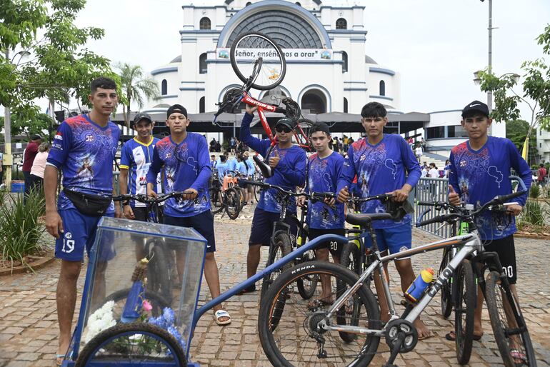Un grupo de seis compañeros de trabajo recorrió 25 horas con una imagen de la Virgencita en Caacupé guardada en un nicho de vidrio. 