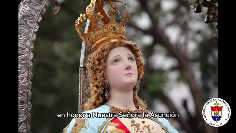 Estatua de Nuestra Señora de la Asunción con manto azul y corona dorada en un entorno al aire libre.