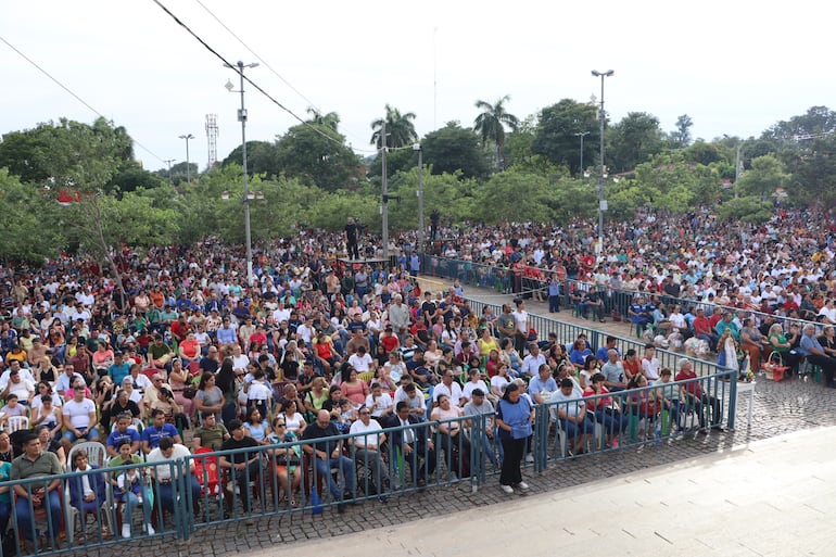 Como cada domingo, en la explanada de la basílica se registró una importante concurrencia de fieles.