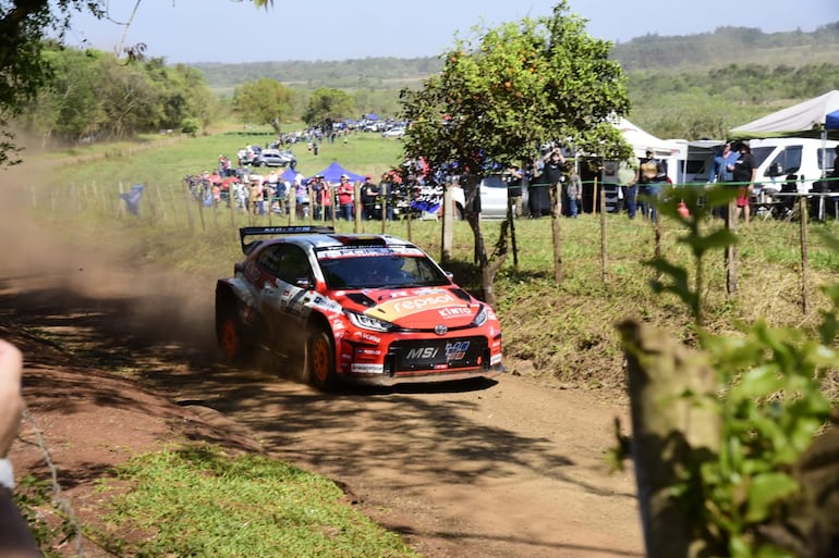 Los pilotos y equipos del Rally del Paraguay 2026 en las pruebas libes oficiales en un tramo de 5,6 kilómetros en la ciudad de Carmen del Paraná, Departamento de Itapúa, Paraguay.