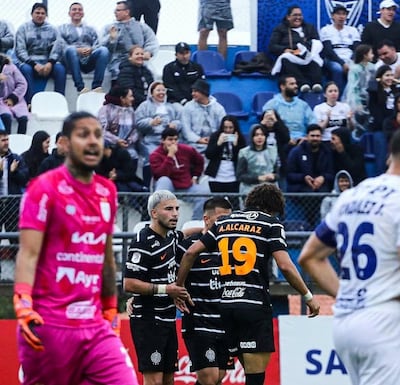 Hugo Quintana, Adrián Alcaraz e Iván Leguizamón festejan el gol en contra del "Polaco" Julio González, quien completa el cuadro con el arquero Miguel Martínez, actualmente en Guaraní.