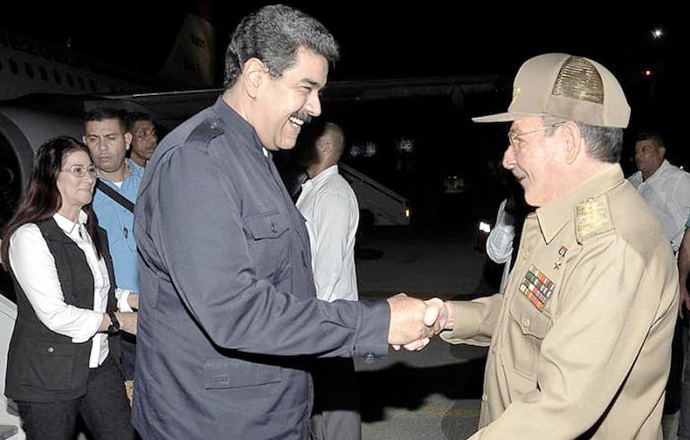 Imagen de archivo del dictador cubano, general Raúl Castro (d) con el jerarca chavista venezolano Nicolás Maduro.