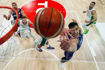 Bogdan Bogdanovic de Serbia en “bandeja” contra los lituanos que cayeron ayer. EFE