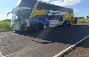 SAN PEDRO. Ayer, en horas de la tarde, nuevamente se registró un accidente de tránsito sobre la ruta PY08, en la jurisdicción del municipio de Tacuatí, que involucró a un camión de carga y un ómnibus de pasajeros. El percance causó importantes daños materiales y algunos pasajeros lesionados, que fueron trasladados hasta el Hospital General de Santa Rosa del Aguaray.
