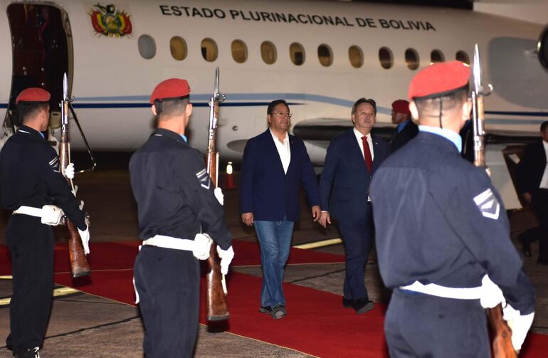 El presidente de Bolivia Luis Arce (c), a su llegada hoy al Aeropuerto Internacional Silvio Pettirossi, en la ciudad de Luque (Paraguay).