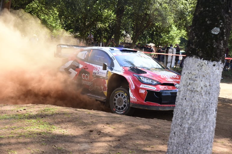 Los pilotos y equipos del Rally del Paraguay 2026 en las pruebas libes oficiales en un tramo de 5,6 kilómetros en la ciudad de Carmen del Paraná, Departamento de Itapúa, Paraguay.