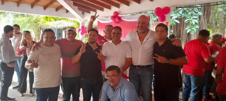 Cristóbal Vera(i.), Richard Martinez (seg. i.), Armando Becvort (c), Diego "Arki" Sotomayor (seg. d.), junto a otros funcionarios de Servicios Urbanos, en el acto proselitista de Camilo Pérez (ANR-HC).