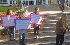 Integrantes de la Coordinadora de Víctimas de los Pagarés se manifestaron este martes frente al Palacio de Justicia.