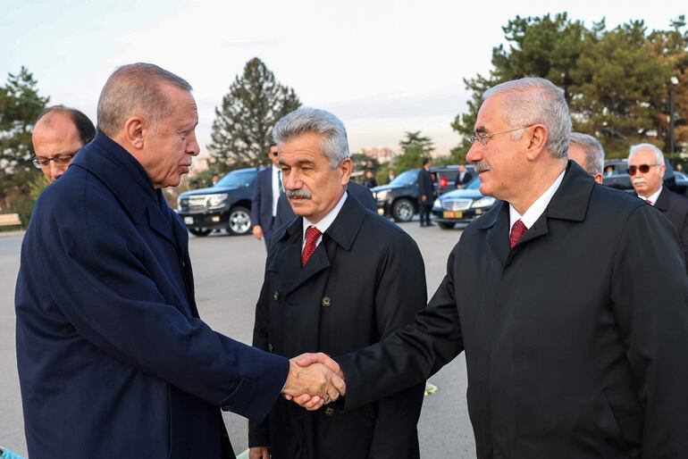 El presidente turco Recep Tayyip Erdogan (i) saluda al presidente de la Suprema Cortes de Apelaciones, Mehmet Akarca (d) en Ankara. (AFP)