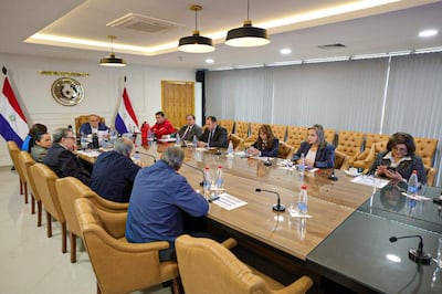 Lilian Samaniego, Rafael Filizzola y otros senadores sentados a la mesa, atentos y con documentos y botellas de agua a su alrededor.