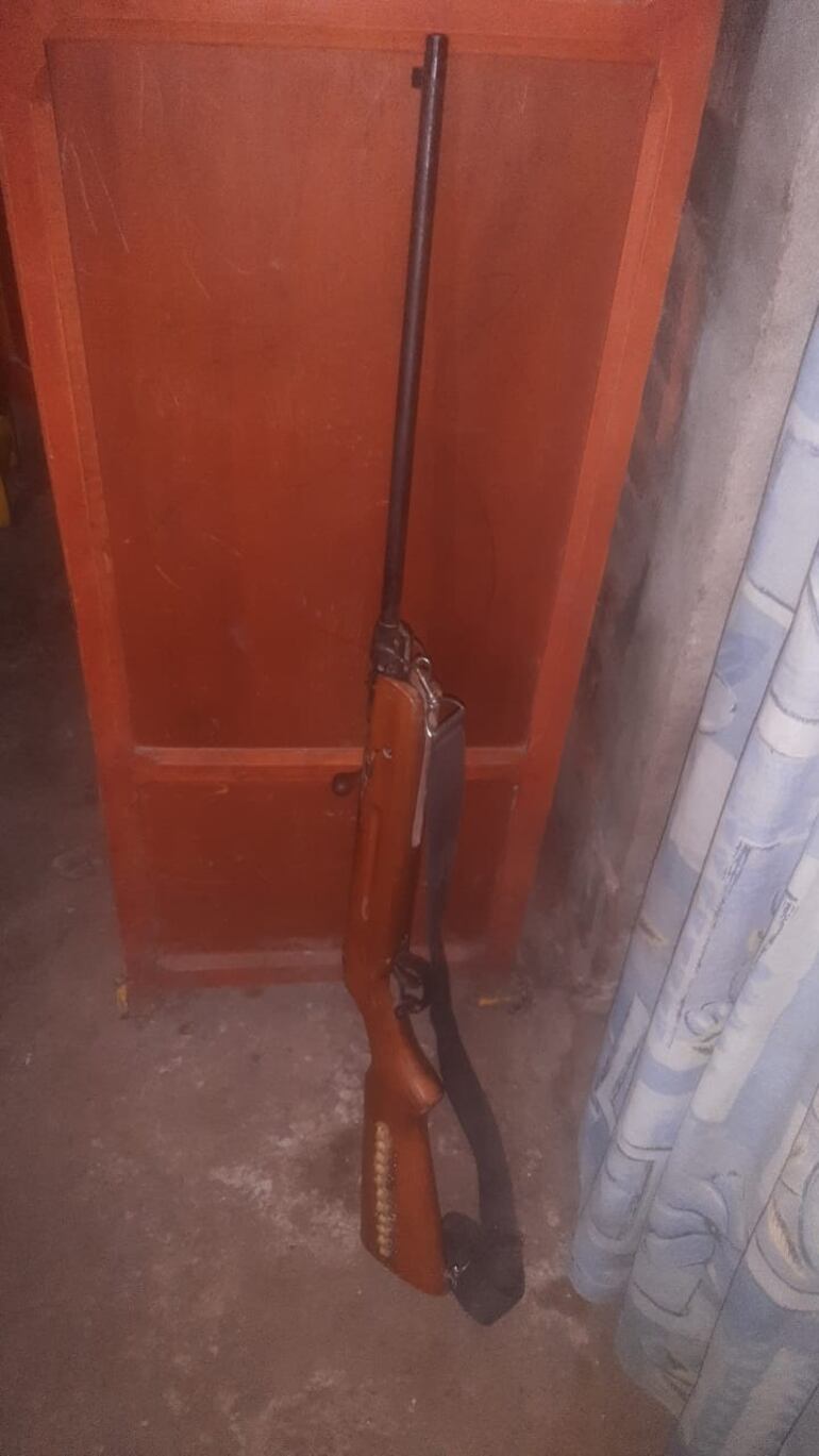 Rifle encontrado en el lugar del hecho.