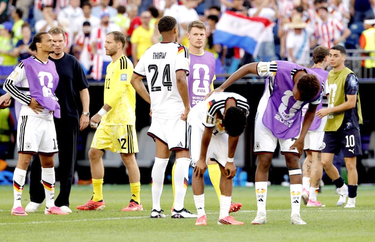 Los jugadores de Alemania se muestran abatidos tras el partido de los dieciseisavos de final de la Copa Mundial de la FIFA 2026 entre Alemania y Paraguay, en Boston, EE. UU.