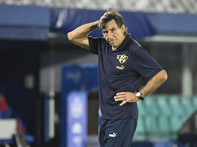 El argentino Gustavo Costas, entrenador de Cerro Porteño, reacciona en el partido frente a 2 de Mayo de Pedro Juan Caballero por la fecha 13 del torneo Clausura 2026 de la Primera División de Paraguay en el estadio La Nueva Olla, en Asunción, Paraguay.