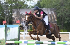 Lía González con Gitano del Club Hípico Acá Carayá, fue protagonista del Nacional de Salto.