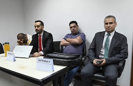 El gestor Vicente Martínez (izq.) y el policía Cirilo Amarilla (en el centro), dos de los siete condenados en el caso Ronaldinho.