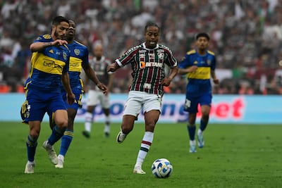 Keno trata de escapar de la marca del defensor Nicolás Figal, de Boca. Se juega la final de la Libertadores en el Maracaná