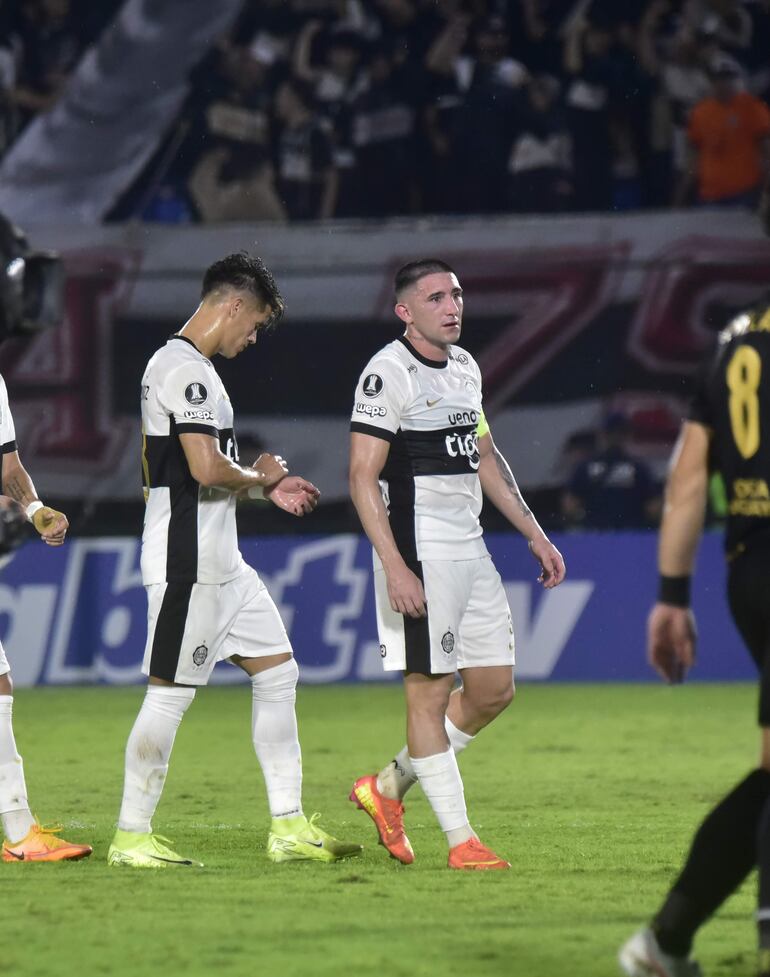Facundo Zabala y Javier Domínguez se retiran tristes del campo de juego, luego del empate sin goles con Peñarol, en Sajonia.
