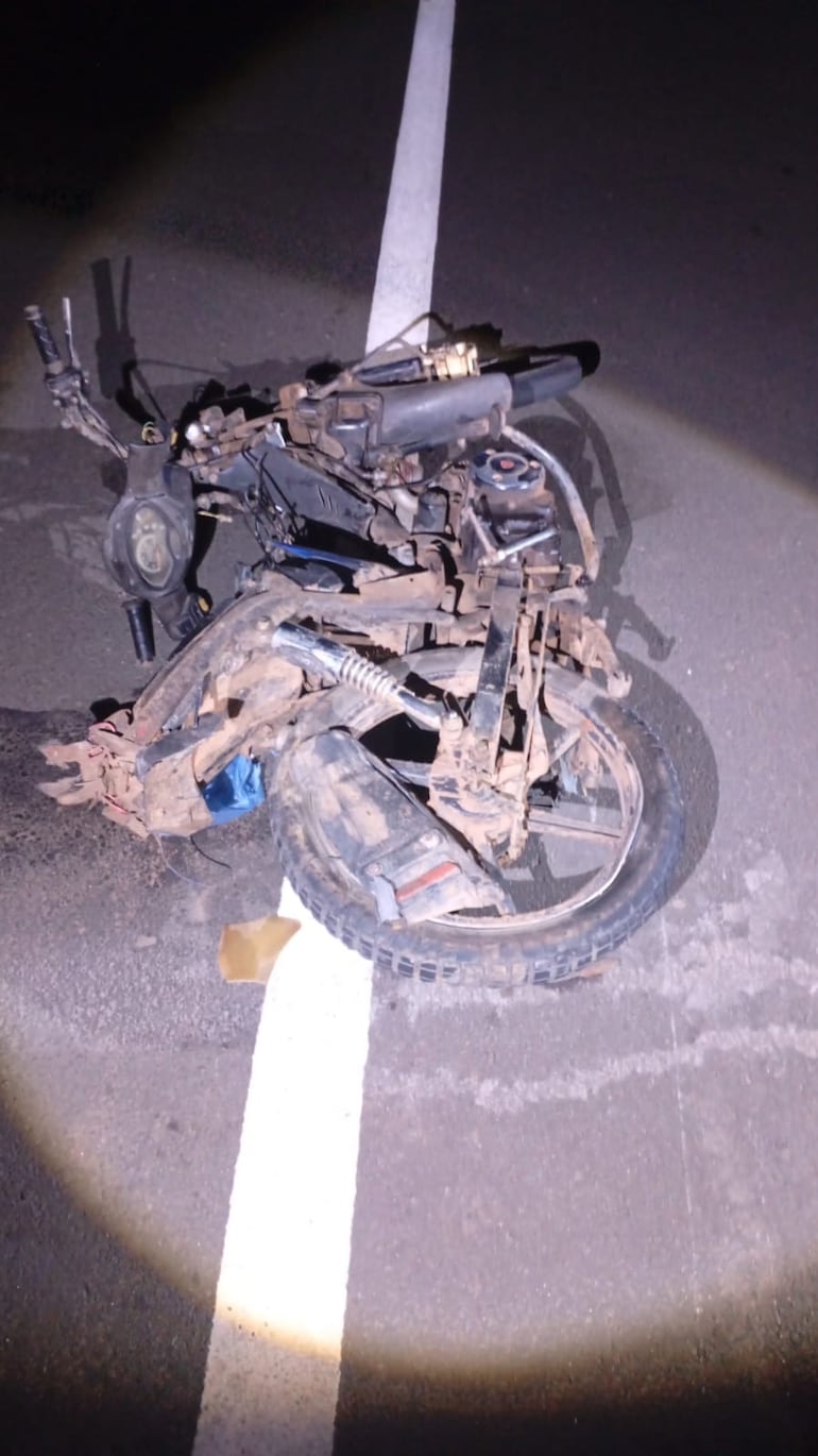 La motocicleta que estaba utilizando la víctima quedó prácticamente destrozada.