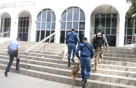 Agentes de las Fuerzas de Operaciones Especializadas de la Policía Nacional ingresan al Palacio de Justicia para realizar la inspección del edficio.