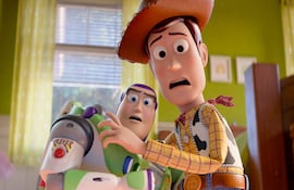 Imagen cedida por Walt Disney Studios que muestra un fragmento de la película "Toy Story 5". Un Woody calvo y el aguerrido Buzz Lightyear se reencontrarán para enfrentar a Lilypad, una tableta inteligente que amenaza con dominar la vida de los niños, según muestra el nuevo tráiler.