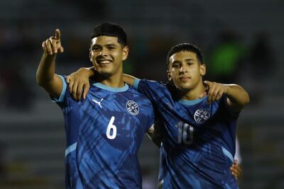 Los jugadores de la selección paraguaya festejan un gol en el partido frente a Chile por el Sudamericano Sub 20 Venezuela 2025 en el estadio Polideportivo Misael Delgado, en Valencia, Venezuela.
