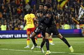 El delantero francés del Paris Saint-Germain, Ibrahim Mbaye (#49), celebra tras anotar un gol durante el partido de fútbol de la L1 francesa entre el RC Lens y el Paris Saint-Germain (PSG) en el estadio Stade Bollaert-Delelis en Lens.
