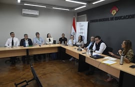 Miembros del Cones, con el presidente Federico Mora (campera negra) al frente, se reunieron esta mañana para tratar la habilitación de residencias en el IPS de Ciudad del Este.