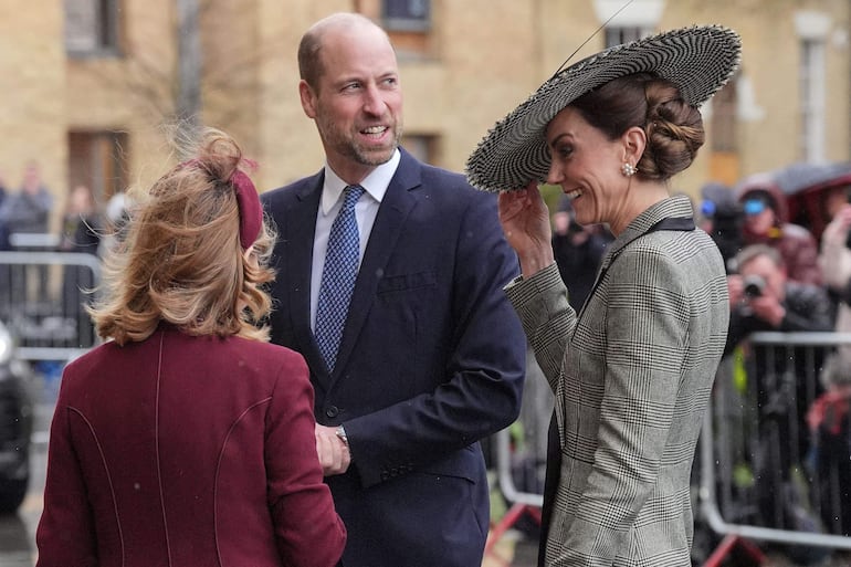Los príncipes de Gales llegando para asistir a la ceremonia de investidura de la arzobispa de Canterbury, Sarah Mullally, en la catedral de Canterbury. (Yui Mok / POOL / AFP)