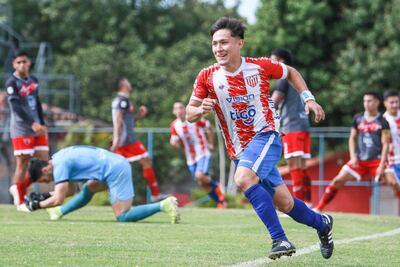 William Franco festeja uno de los tres tantos que marcó ayer para Capitán Figari, en el triunfo sobre General Caballero de Campo Grande. (Foto: APF)