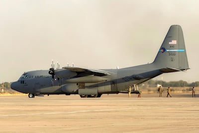 Un avión militar estadounidense es preparado para despegar del aeropuerto internacional de Bagdad, en el marco de la retirada estadounidense de Irak.