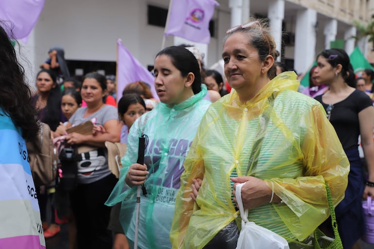 "Liz (izquierda) participa todos los años de la marcha del 8M", dice Marina, su madre (derecha). Liz marcha por los derechos de las personas no videntes como ella.