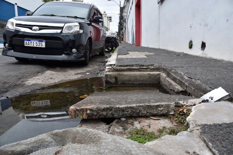 Vereda en mal estado en Asunción.