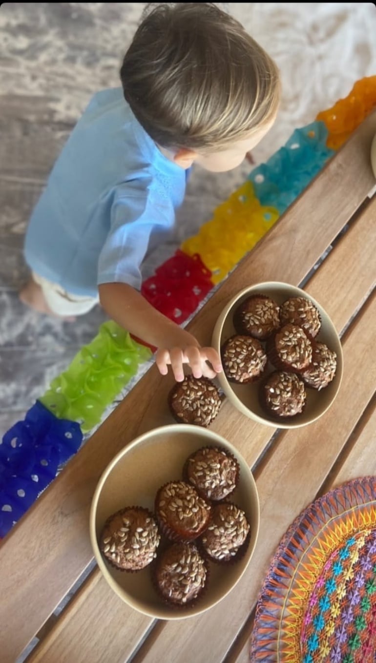 El cumpleañero Elio a punto de probar las delicias en su fiesta de cumple. (Captura de la historia de Instagram de Fiorella Migliore)