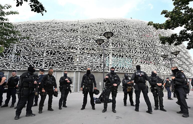 Escuadrón antiterrorista en el estadio "Jean Bouin"