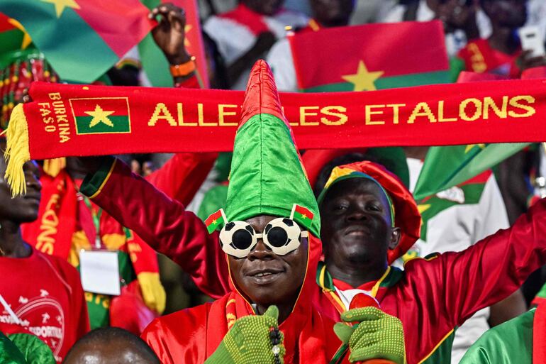 Burkina Faso's supporters wave during the Africa Cup of Nations (CAN) 2024 group D football match between Angola and Burkina Faso at Stade Charles Konan Banny in Yamoussoukro on January 23, 2024. (Photo by Issouf SANOGO / AFP)