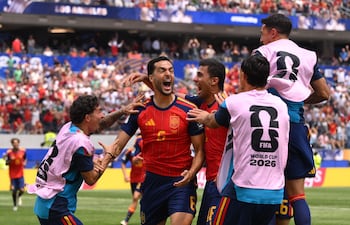 El español Mikel Merino celebra con sus compañeros tras anotar el segundo gol de su equipo durante el partido de cuartos de final de la Copa Mundial de la FIFA 2026 entre España y Bélgica en el Los Angeles Stadium, en Inglewood, California.
