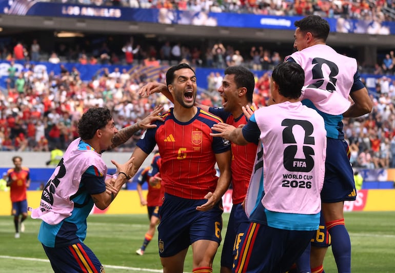El español Mikel Merino celebra con sus compañeros tras anotar el segundo gol de su equipo durante el partido de cuartos de final de la Copa Mundial de la FIFA 2026 entre España y Bélgica en el Los Angeles Stadium, en Inglewood, California.