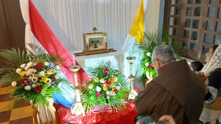 Monseñor Marcelo Benítez ora ante la reliquia de San Francisco de Asís.