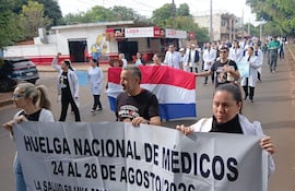 Médicos marchan en Ciudad del Este exigiendo mejores condiciones para el sistema de salud.