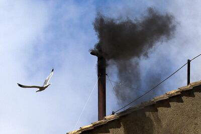 Humo negro sale de la chimenea de la Capilla Sixtina en el segundo día del cónclave para elegir al nuevo papa en la Ciudad del Vaticano, hoy 8 de mayo de 2025.