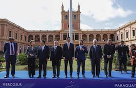 Fotografía que muestra a los asistentes a la reunión semestral del Mercado Común del Sur (Mercosur) posando este lunes, en Asunción (Paraguay). Los jefes de Estado del Mercosur concluyeron este lunes en Asunción su reunión semestral de traspaso de la presidencia rotatoria con una bienvenida a Bolivia como miembro, el interés de establecer contactos con China con vistas a un acuerdo comercial como bloque y la posibilidad de sumar a Panamá como socio. EFE/Antonio Lacerda