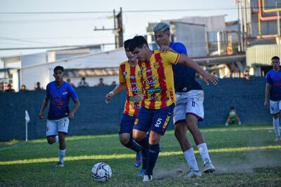 El aurirrojo Guillermo Vázquez protege el esférico ante la presencia de Nelson Martínez. (Foto: APF)