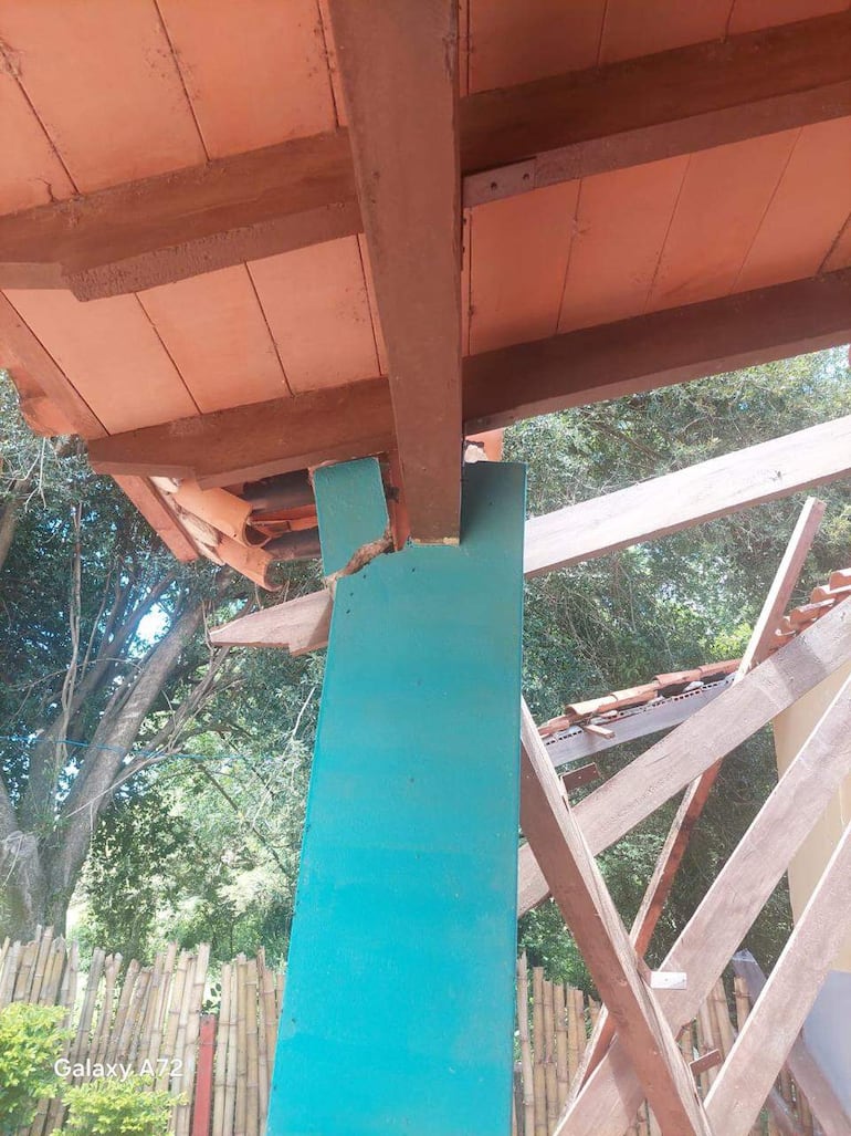 Otra de las pilastras también está dañada y la viga podría ceder, poniendo en riesgo las demás aulas.