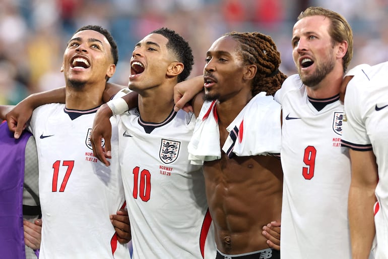 Morgan Rogers, Jude Bellingham, Djed Spencey Harry Kane #9 de Inglaterra aplauden a los aficionados tras la victoria por 2-1 durante el partido de cuartos de final de la Copa Mundial de la FIFA 2026 entre Noruega e Inglaterra en el Miami Stadium.