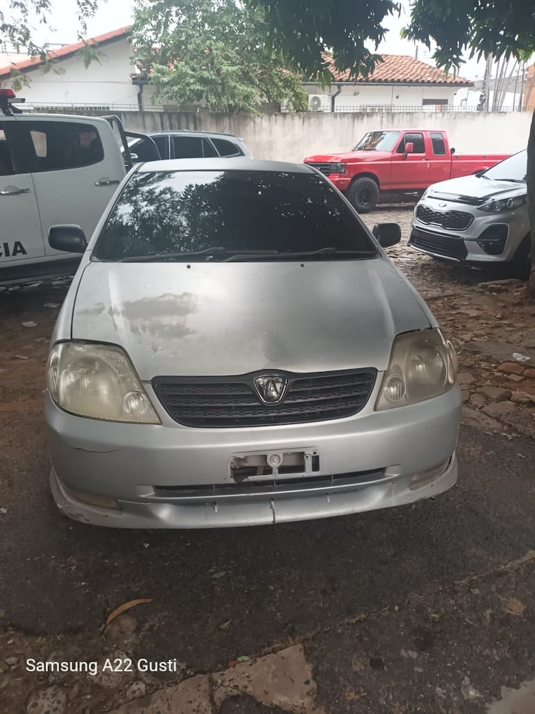 Este es el automóvil en el que circulaban los sospechosos.