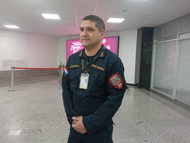 Comisario Luis Pizzani en uniforme, de pie en entorno moderno, con emblema y mensaje de bienvenida en fondo claro.