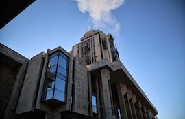 Un dron atacó la sede de la Gobernación de Alepo mientras varios funcionarios, incluido el gobernador de Alepo, ofrecían una conferencia de prensa en el interior.