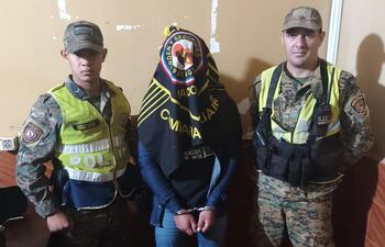 Una madre denunció el supuesto abuso de su hija adolescente y retuvo al hombre de 24 años.