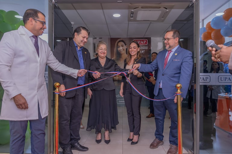 Autoridades académicas y referentes del sector sanitario participaron de la inauguración del nuevo complejo hospitalario en Ciudad del Este.