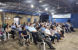 Dionisio Amarilla (centro) antes de huir a los gritos del Directorio del PLRA. Foto: Partido Liberal PY/ Facebook.